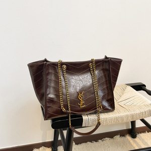 <span class=keywords><strong>Sac</strong></span> fourre-tout en PU pour femme, nouvelle collection 2026, avec chaîne, design texturé, grande capacité pour les trajets quotidiens - Doublure en polyester - Product Image 3