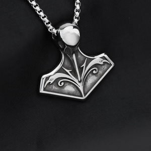 Collier pendentif marteau de Thor en acier inoxydable pour homme, style nordique rétro, bijoux hip-hop, design géométrique, épée asymétrique - Product Image 1