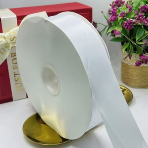 Ruban en satin fin et délicat, tissu polyvalent pour attacher les étiquettes cadeaux et décorer les invitations - Product Image 6