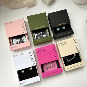 กล่องของขวัญกระดาษแข็งรีไซเคิลรักษ์โลกสำหรับใส่สร้อยข้อมือ แหวน เครื่องประดับ บรรจุภัณฑ์กระดาษแข็งเคลือบด้าน ปั๊มนูน สำหรับเครื่องสำอาง - Product Image 5