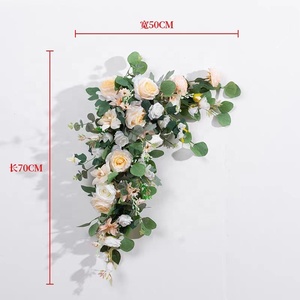 Décoration florale triangulaire pour événements extérieurs, mariage et remise de diplôme, élégante et réaliste - Product Image 6
