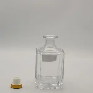 Hete Verkoop 740Ml Kristalwitte Glazen Fles Vierkante Spiritus Zware Bodem Glazen Fles Voor Whiskybrandewijn
