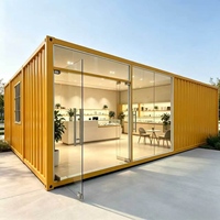 Maison conteneur extensible jaune, suite de bureau à deux unités avec plancher en bois, bureau et étagères pour un espace de travail professionnel moderne