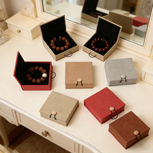 Boîte à bijoux en tissu avec logo personnalisé, couvercle rabattable et cordon élastique pour bracelets, rangement vintage en papier texturé pour objets religieux - Product Image 1