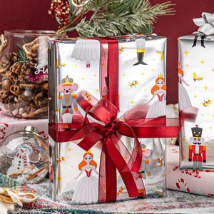 Rollo de Papel de Regalo Navideño Reversible, Metálico, Brillante, Plateado, Diseño de Cascanueces, Rey Ratón, Bailarina con Copo de Nieve - Product Image 2