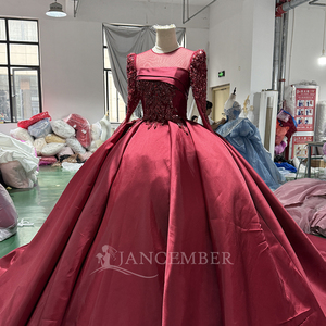 Robe de mariée élégante en satin rouge foncé, coupe princesse, décolleté cœur, traîne chapelle, longueur ras du sol, dos nu, en dentelle, pour soirée - Product Image 5