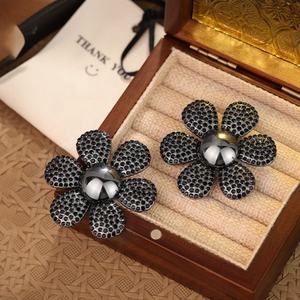 Ensemble de boucles d'oreilles en forme de marguerite colorée, design de mode européen et américain, nouveau, exagéré, avec charme en diamant, forme de couronne, personnalisé pour - Product Image 5