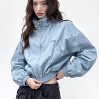 Veste coupe-vent courte personnalisée avec logo, col montant, fermeture éclair intégrale, poignets et ourlet élastiques, manches bouffantes surdimensionnées, légère et décontractée