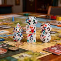 Ensemble de dés en résine écologique durable de 7 pièces, couleur unie, logo personnalisé OEM/ODM, forme polyédrique irrégulière pour jeux de rôle sur table