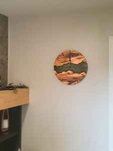 นาฬิกาแขวนผนังงานฝีมือเรซิ่น ตกแต่งด้วยไม้ สวยงาม ทันสมัย ทนทาน ใช้งานได้จริง และทำด้วยมือ เหมาะสำหรับห้องนั่งเล่นและห้องนอน - Product Image 4