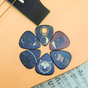 Lot de 6 plectres de <span class=keywords><strong>guitare</strong></span> en celluloïd personnalisés de la marque Cheerhas, motif lune et étoile, impression recto-verso, imperméables et durables - Product Image 1