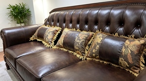 Sofá Chesterfield clásico de 3 plazas con marco de madera tallada, tapizado en cuero con botones y remaches, para sala de estar, mueble para el hogar. - Product Image 5
