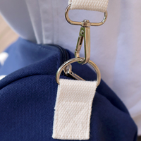 Sac fourre-tout de sport en toile personnalisé avec logo, sac de voyage design avec sangle en sangle verte, sac à main cylindrique blanc crème, style sportif