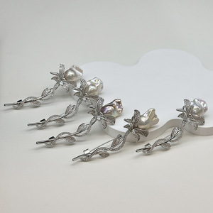Broche Romántico Francés con Rosa, Perla Barroca Natural de Alta Calidad, Diamante y Circonita, Broches Modernos - Product Image 2