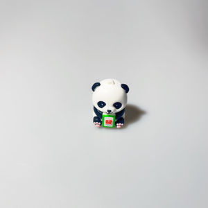 Llavero de la Fortuna con Panda Jugando al Mahjong para Atraer la Riqueza - Colgante para Llaves de Coche, Adorno Decorativo para Mochila Hecho de PVC o Resina - Product Image 1