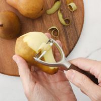 Ecologische handmatige fruit- en groenteschiller met massief houten handvat en roestvrijstalen, superscherp mes voor gebruik in de keuken