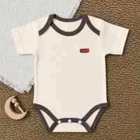 Combinaison pour bébé Mamibai |   Combinaison à manches courtes 100% coton |   Patch porte-bonheur rouge |   Boutons-pression marron pour entrejambe |   Beige clair |   0-1