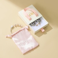 Ensemble cadeau de bijoux blancs Becan Premium en gros avec pochette en satin à ruban et poignées roses et boîte de présentation pour les marques de détail