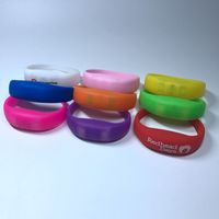 Bracelet en silicone LED personnalisé avec logo, activé par le son et le mouvement, pour discothèque, concert, fête, bracelet clignotant