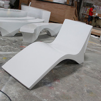 Chaises longues en plastique en forme de S pour piscine extérieure moderne, pour villa, parc et hôtel - résistantes aux UV et durables