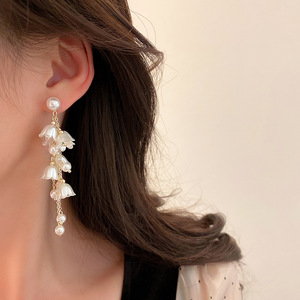 Boucles d'oreilles pendantes à longues pampilles en forme de fleur blanche, avec perles simulées, pour femmes - Product Image 3