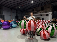 Boules miroir gonflables brillantes de grande taille avec des rayures de couleur personnalisées rouge et vert, avec un dessus en forme de boule pour la décoration de Noël, les fêtes et les événements