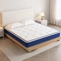 Matelas en tissu tricoté avec contraste de couleur bleu sur le bord et ressorts ensachés individuels