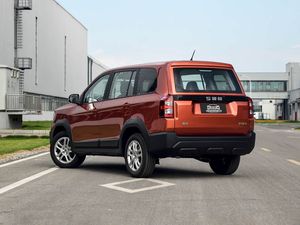 Nuevo SUV SWM Big Tiger de 7 Plazas |   Manual de 5 velocidades a gasolina |   Vehículo Familiar Confortable para Uso Diario - Product Image 4