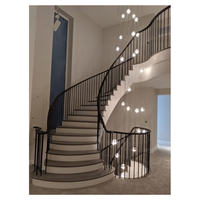 Escalier courbé avec marches en érable, poutre intérieure en métal, design gain de place, escalier d'entrée d'appartement