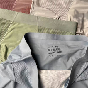 Vente en gros de sous-vêtements pour hommes en soie glacée de haute qualité slip en nylon à séchage rapide sans couture caleçons et boxeurs pour hommes - Product Image 3