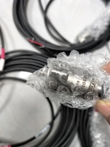 เซ็นเซอร์วัดการสั่นสะเทือนแบบวนซ้ำ American Original Velocity LP202-LP202-1R2-2E030-L-WR สำหรับระบบอัตโนมัติในอุตสาหกรรม ตัวเรือนสแตนเลส - Product Image 1