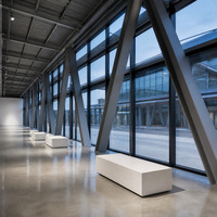 Salle d'exposition en acier à grande portée avec mur-rideau en verre pour centre événementiel