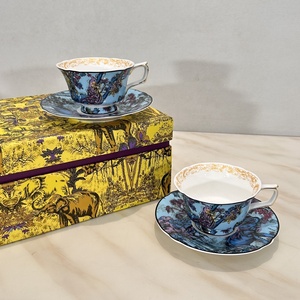 แก้วกาแฟเซรามิคลายสัตว์บนพื้นหลังสีน้ำเงินพร้อมจานรอง - Product Image 6
