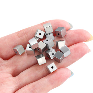 Perles cubiques plaquées sous vide couleur acier noir et or 4 mm, accessoires de bijouterie DIY pour bracelets et créations perlées, vente en gros - Product Image 3