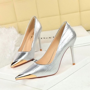 <span class=keywords><strong>Scarpe</strong></span> <span class=keywords><strong>con</strong></span> <span class=keywords><strong>Tacco</strong></span> Alto di Alta Qualità per Donne, Décolleté a Punta <span class=keywords><strong>con</strong></span> Decorazione in Ferro, <span class=keywords><strong>Scarpe</strong></span> da Sposa per la Sposa - Product Image 3