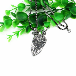 Yunnique-collar con colgante de espada y escudo de acero de titanio para hombre y mujer, joyería de moda, regalo, diseño geométrico, forma de escudo - Product Image 5