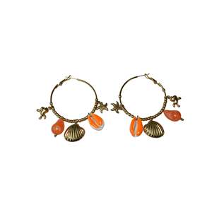 Boucles d'oreilles créoles en acier inoxydable plaqué or avec breloques coquillages et étoiles de mer pour un style plage - Product Image 1