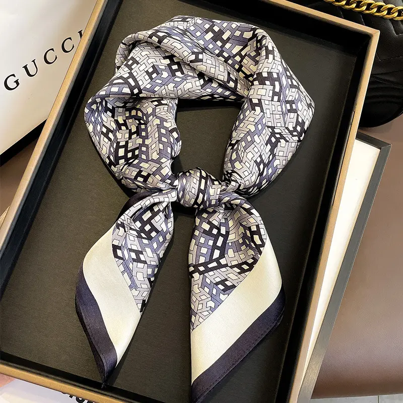 Hochwertige Manufaktur Polyester Bandanas Schal Luxus Designer 65 * 65 cm Imitation europäischer Damen-Schal