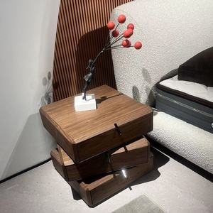 Mesita de Noche Giratoria Moderna y Minimalista de Madera Maciza de Nogal Ahumado con Acabado Negro Mate, Mueble de Almacenamiento para Dormitorio o Sala de Estar - Product Image 1