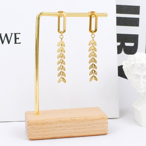 Pendientes de acero inoxidable de estilo europeo y americano, pendientes con diseño de hojas de <span class=keywords><strong>trigo</strong></span> cruzadas y de viento frío, 2022 - Product Image 3