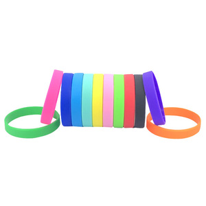 Bracelets en caoutchouc de couleur unie personnalisables en gros pour cadeaux promotionnels de fête - Product Image 1