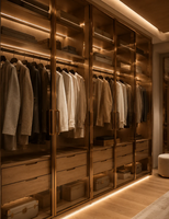 Dressing sur mesure de luxe en placage de bois avec porte en aluminium, éclairage LED intégré et îlot central de rangement pour villa
