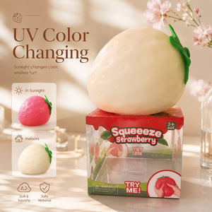 Jouet anti-stress souple et sensoriel en forme de fraise changeant de couleur aux UV pour garçons et adultes - Product Image 2