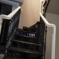 Rampe d'escalier intérieur moderne personnalisée en fonte avec acier et laiton pour villa