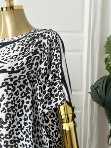 Robe longue ample élégante d'été à imprimé animalier, style abaya soyeuse, ensemble deux pièces avec foulard pour femme, idéal pour les vacances - Product Image 4