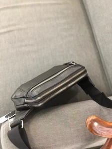 Premium-Schultertasche aus hochwertigem Vollnarbenleder. Diebstahlsichere Herren-Brusttasche. Alltagstaugliche Tragetasche für urbane Reisen. OEM-Lieferant - Product Image 3