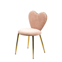 Tabouret de maquillage confortable en velours rose en forme de cœur avec pieds plaqués or pour table de toilette et mobilier de dressing