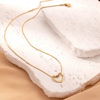 Collier en forme de coeur en acier titane avancé Design intemporel polyvalent Collier de chaîne de chandail approprié pour les femmes Hiver