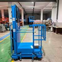 Plateforme élévatrice mobile semi-hydraulique pour la manutention, capacité 200 kg, hauteur de levage 4,5 m, pour usage en entrepôt logistique