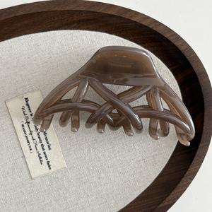 Pince à cheveux triangulaire creuse en acrylique couleur unie pour femme, style requin, pour bal de promo et mode - Product Image 6